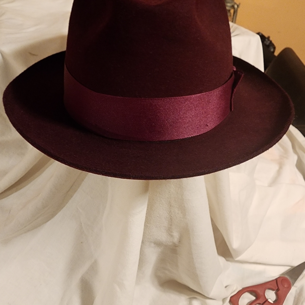 HAT Mens Preowned DOBBS  color Merlot size 7 3/4 with Hat Box